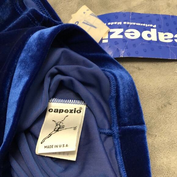 Capezio Girls Size Medium Deep Blue Velour Crop Top Dance Skating - Picture 2 of 5
